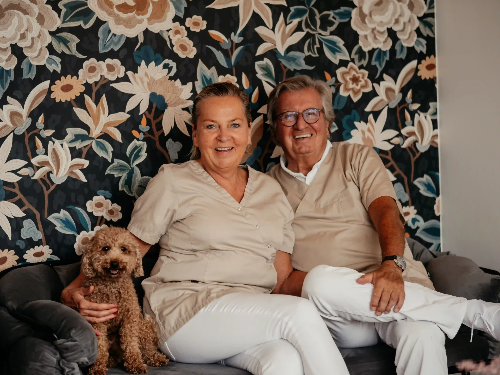 Paar mit Hund im Wohnzimmer
