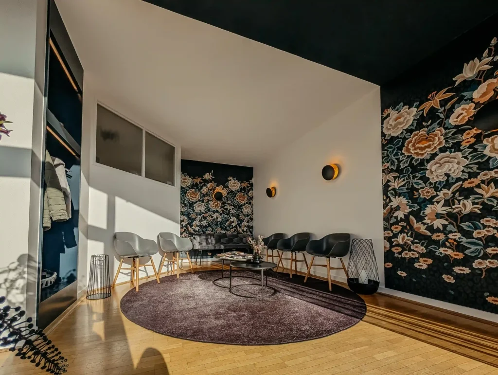 Moderne Sitzecke mit Blumenwand