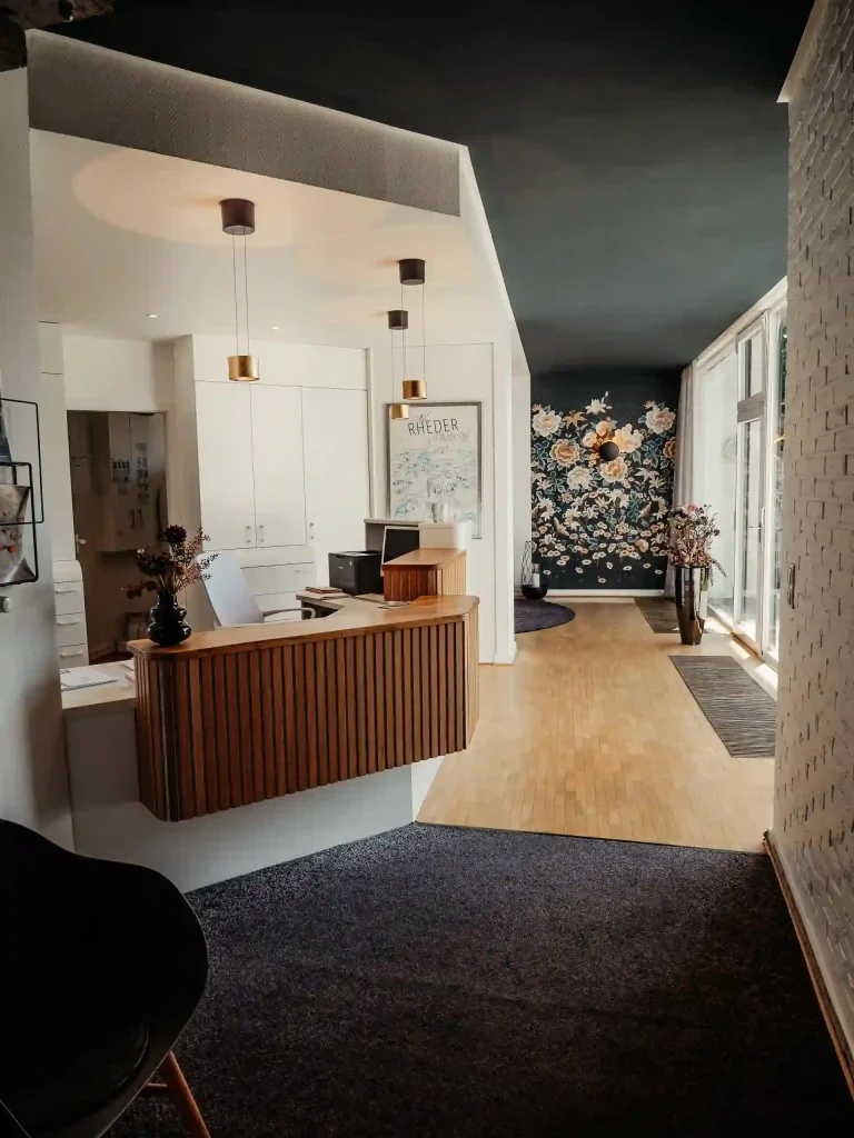 Moderne Empfangshalle mit Blumenmuster